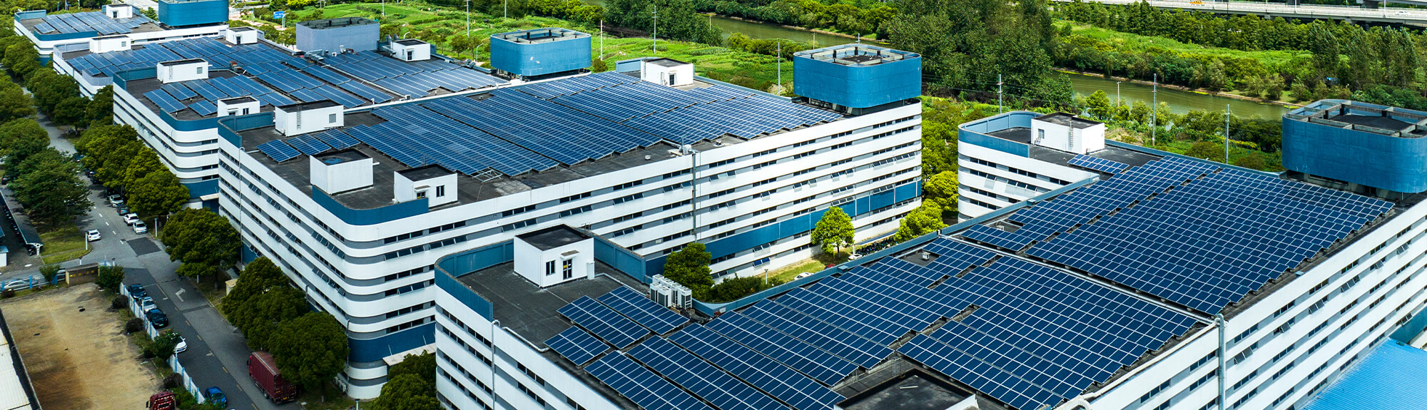 Solar panels on roof of commercial building in Ohio 